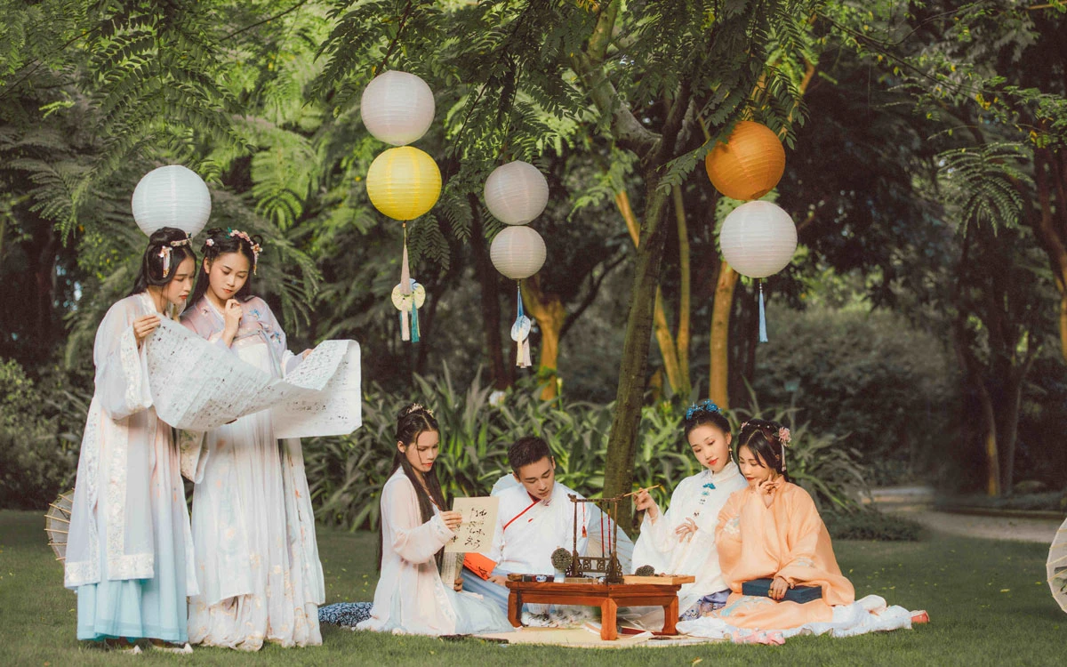 Modern Hanfu Promotion: Discussion on Challenges and Controversies