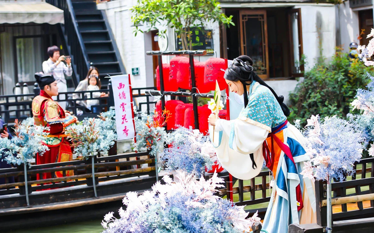 The Popularity of Hanfu Culture: When Traditional Hanfu Dress Comes to Contemporary Life