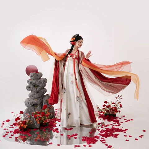 The Popularity of Hanfu Culture: When Traditional Hanfu Dress Comes to Contemporary Life
