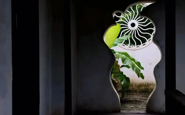 Contrasting the Style and Essence of Chinese Garden in Hangzhou, Suzhou, and Yangzhou