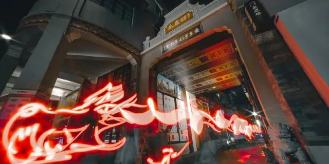 Exploring the Artistry of Wang Sibo - the Pioneer of Chinese Light Painting