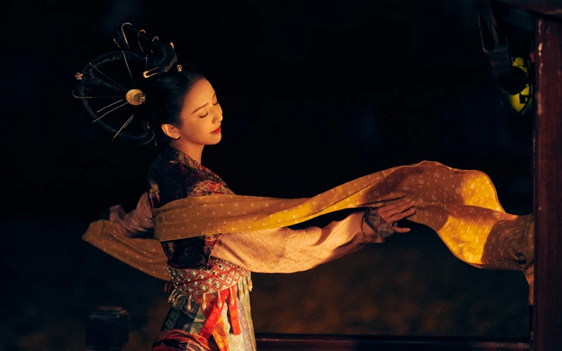 Tong Liya Captivates in Traditional Hanfu at the Majestic Longmen Grottoes in Luoyang