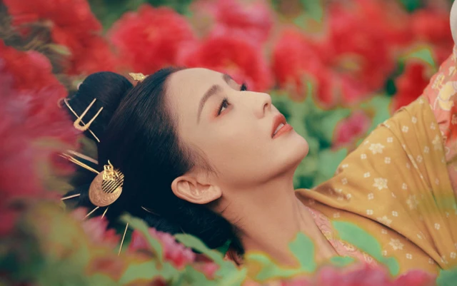 Tong Liya Captivates in Traditional Hanfu at the Majestic Longmen Grottoes in Luoyang