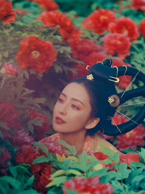 Tong Liya Captivates in Traditional Hanfu at the Majestic Longmen Grottoes in Luoyang