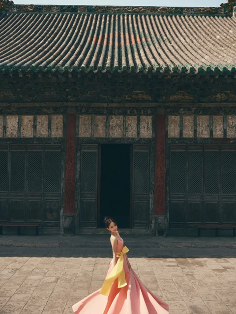 Tong Liya Captivates in Traditional Hanfu at the Majestic Longmen Grottoes in Luoyang
