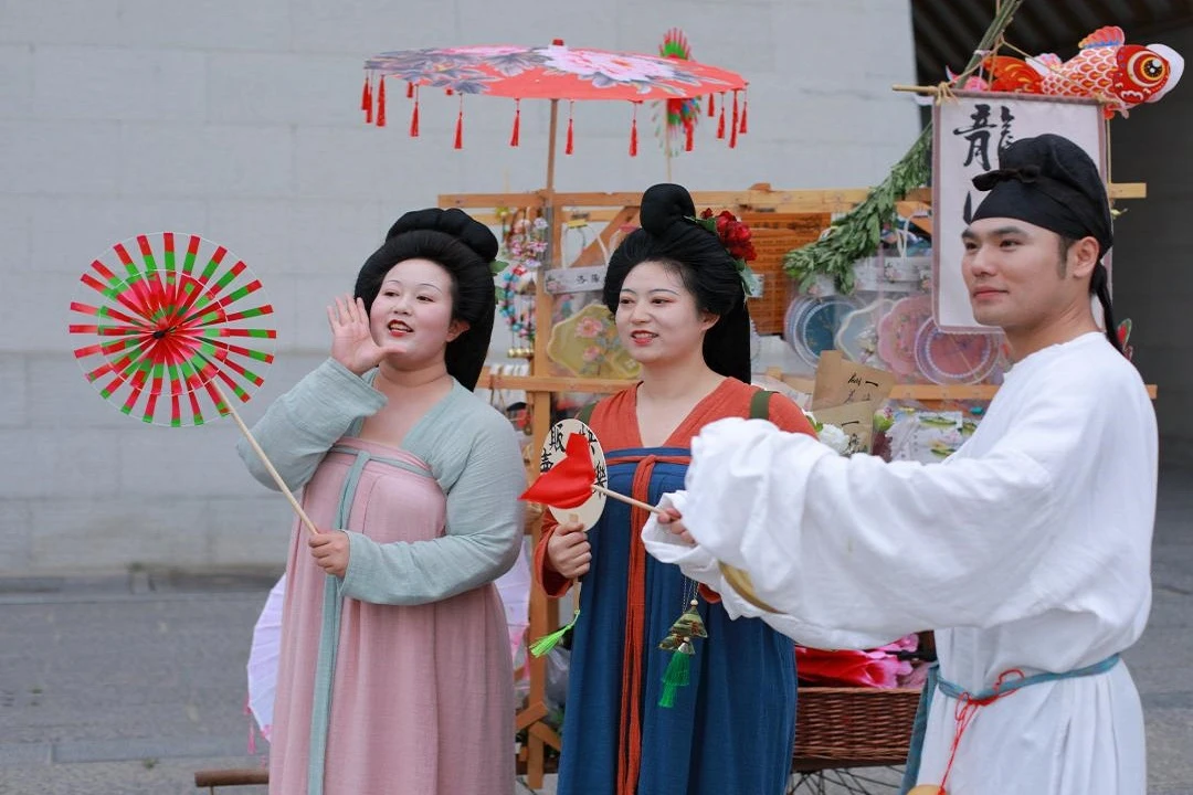 A Cultural Statement: Hanfu in Luoyang