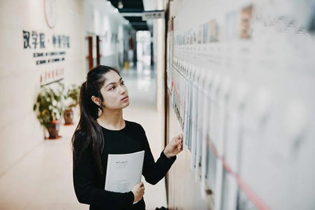 Blossoming Friendships: Mina's Journey in Xi'an