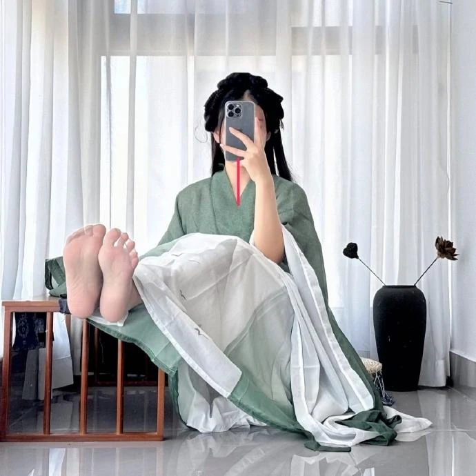 Wei-and-Jin-style-hanfu-1_1_circle_CWluo1937