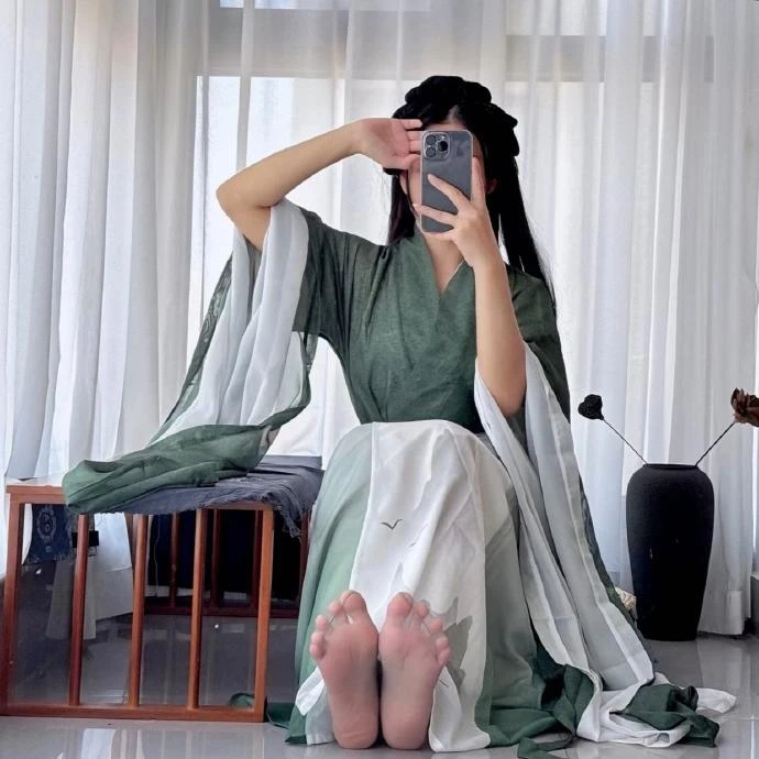 Wei-and-Jin-style-hanfu-3_1_circle_Ck0BT3846