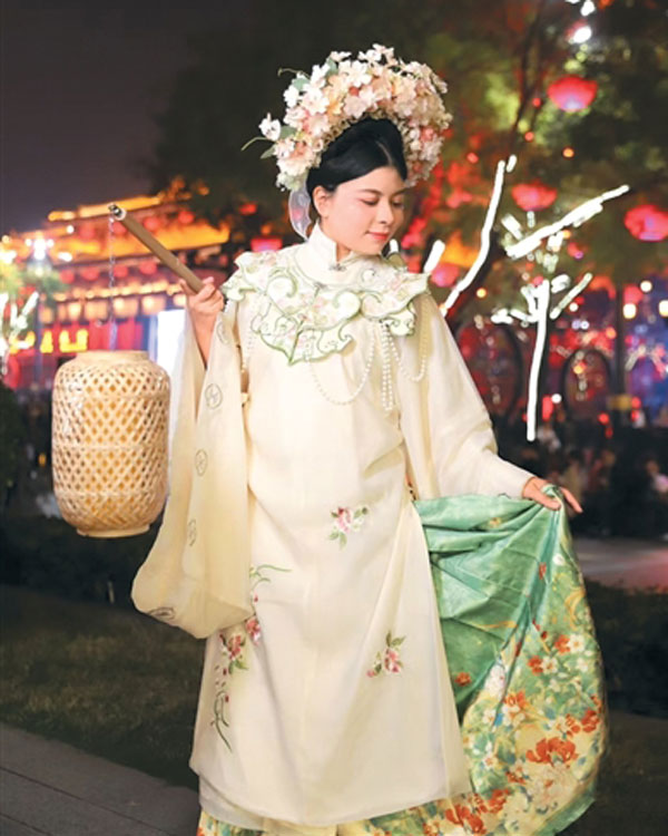 When Foreigners Wear Hanfu in 2025