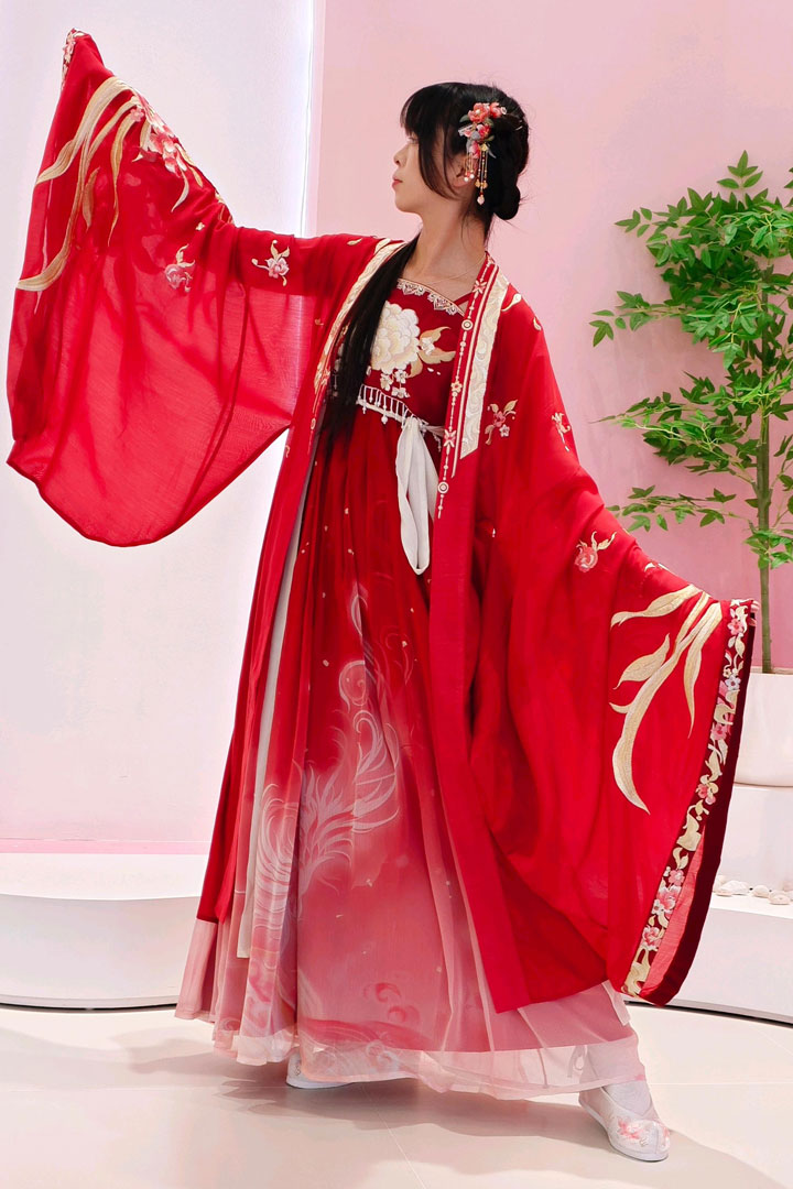 red-hanfu-1_1_circle_3J4yH8479