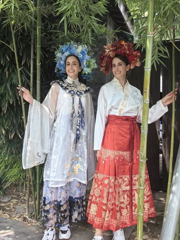 Chengdu's Cultural Symphony Leaves Greek Influencers Spellbound