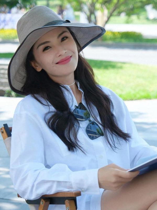 Song Hye-kyo and Liu Tao: Summer Fashion in White