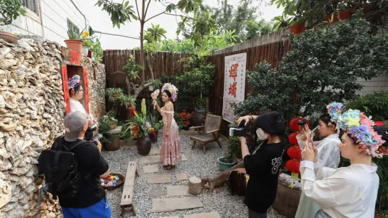 The hairpin flower enclosure captures the elegance of a millennium
