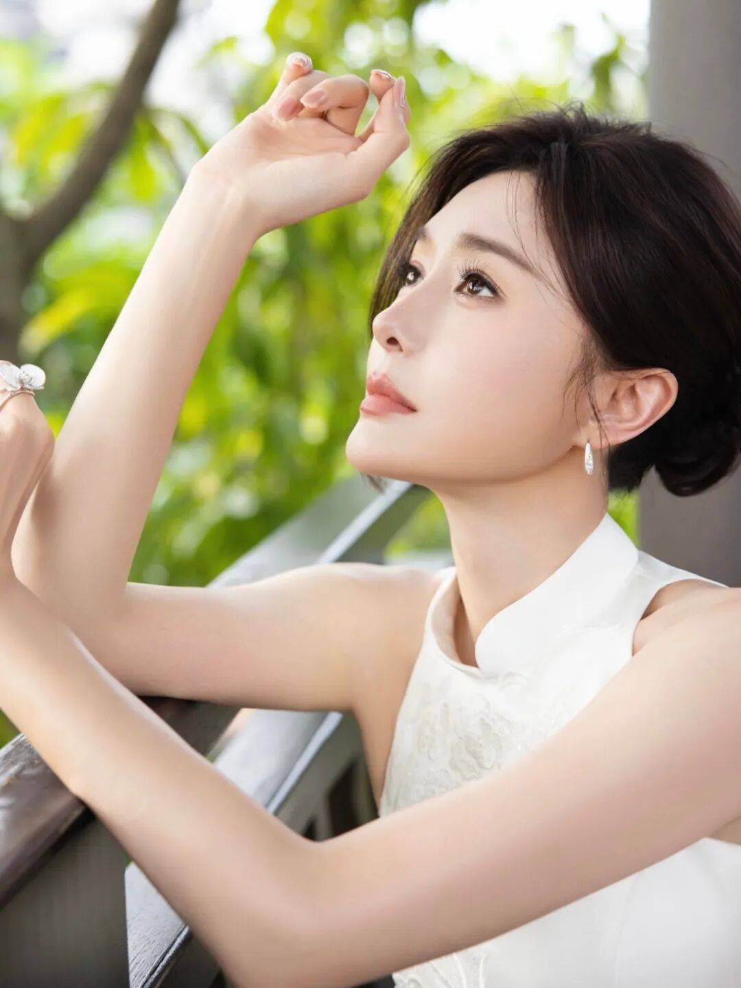 Qin Lan's White Qipao Moment, Minimalist Neo-Chinese Style