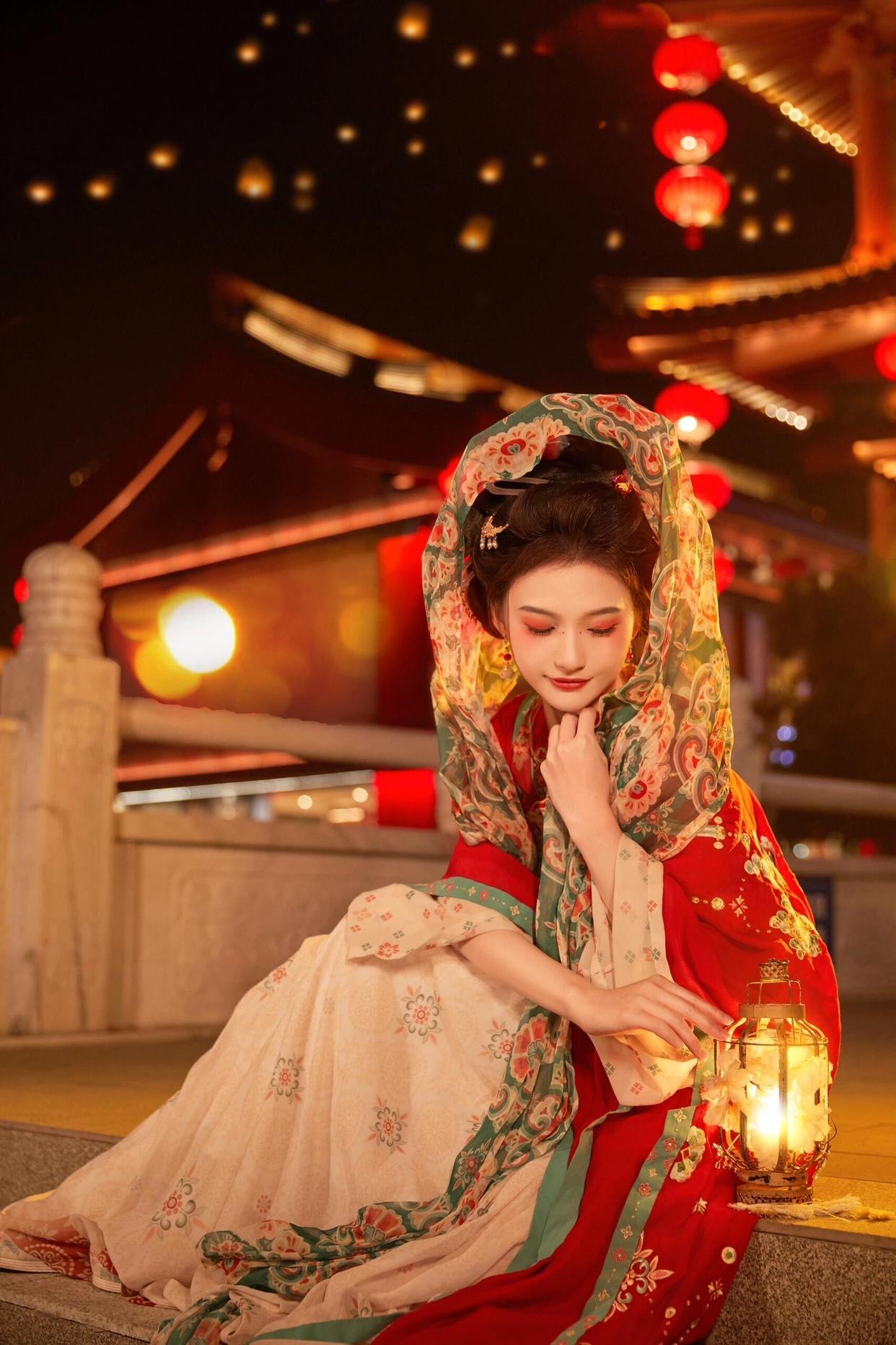 Luoyang Huafu Competition Brings Traditional Costume to Life