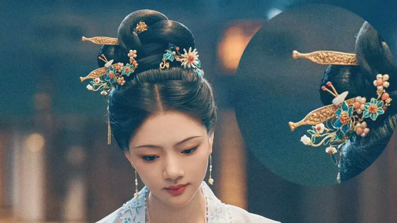 Wearing an Earpick Hairpin on Your Head?