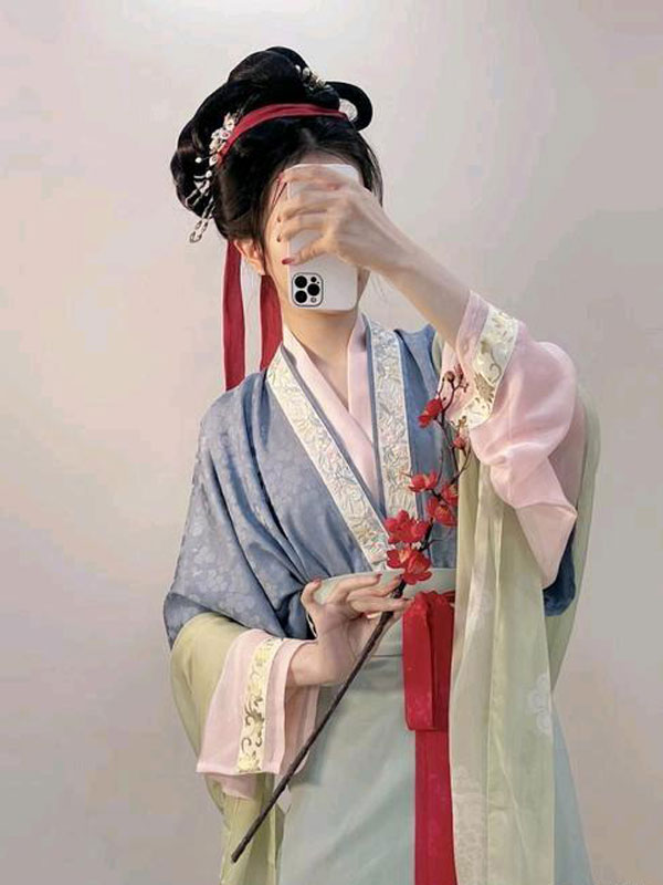 Li-Qingzhao_1_circle_bf69U1556