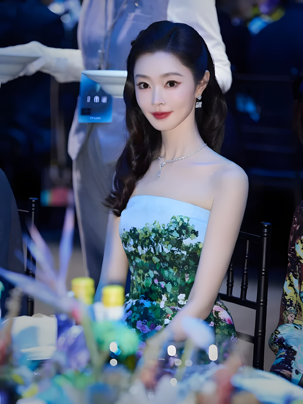 Song Yi Shines in a Peony-Embroidered Bandeau Gown