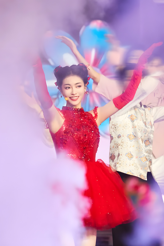 Xu Jiaqi Shines in Red Sequined Gown on Stage