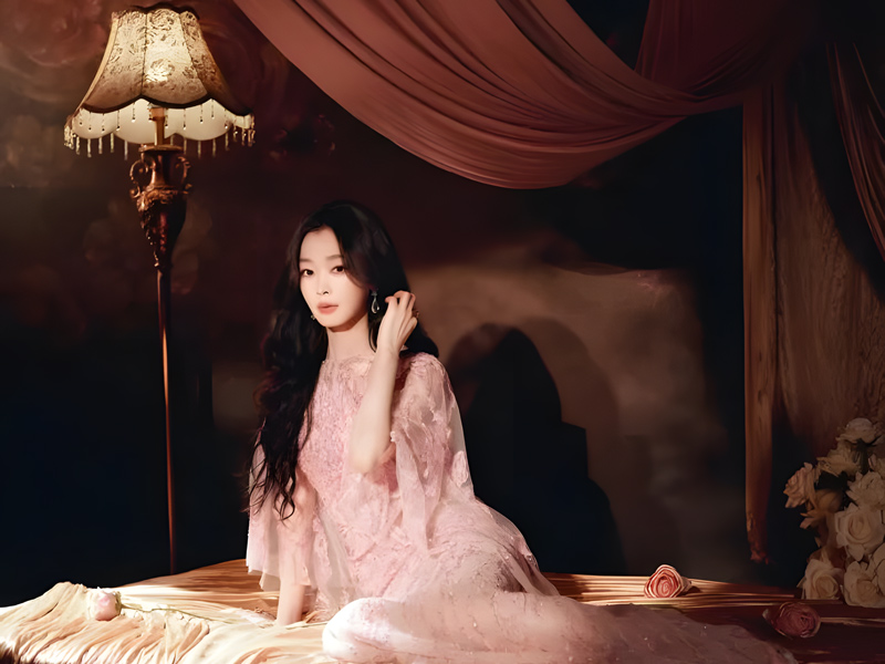 The Quiet Glamour of Song Yi’s Red Carpet Look