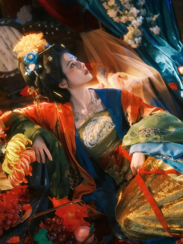 5 Stars in Classic Chinese Costumes