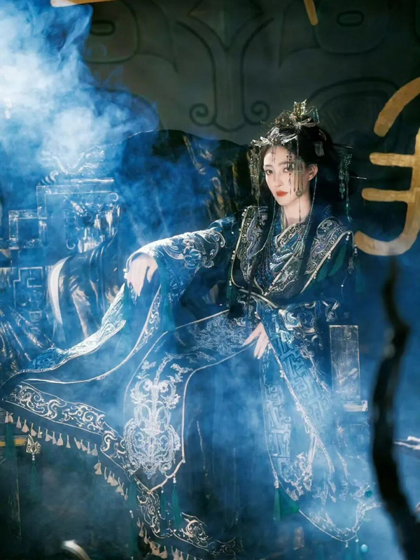 5 Stars in Classic Chinese Costumes