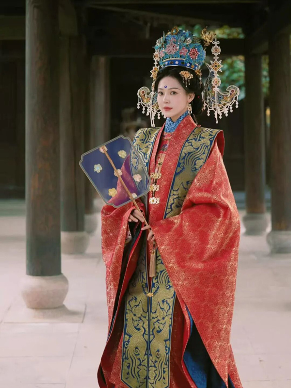 5 Stars in Classic Chinese Costumes