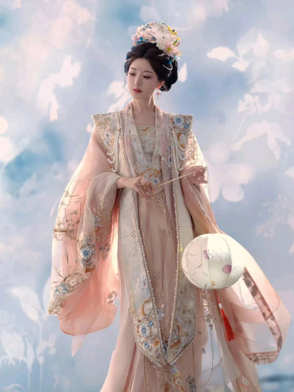 Mao Xiaotong’s Hanfu Guide for Petite Statures