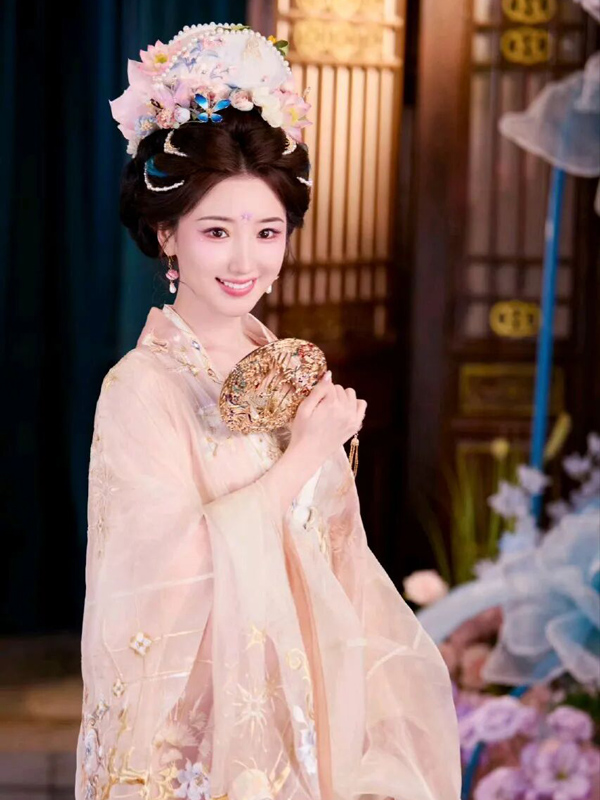 Mao Xiaotong’s Hanfu Guide for Petite Statures