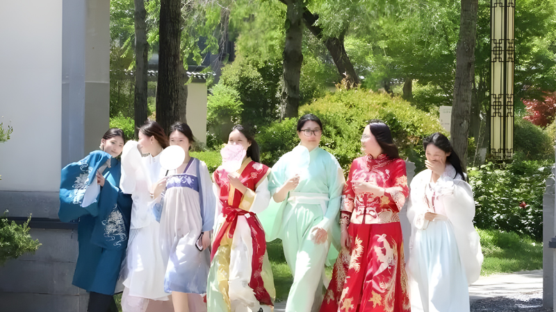 142 Students Wear Hanfu and Serve Their Community
