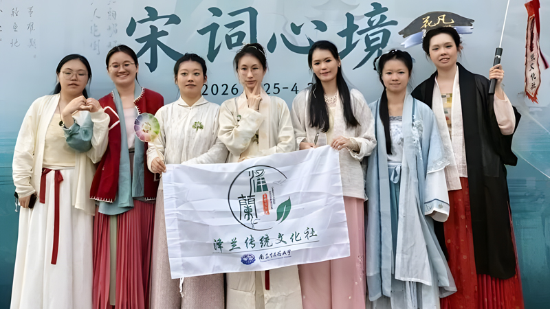 Hanfu Enthusiasts Trade Gifts and Stories in Hangzhou