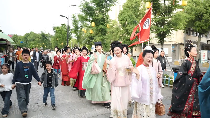 Hanfu Festival in Yi Yang’s Old Alleys