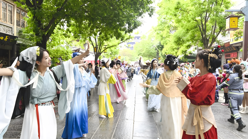 Hanfu Parades Bring an Ancient Canal to Life