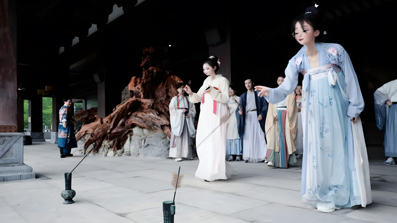 Hanfu Romance Woven Through Ancient Games and Fans