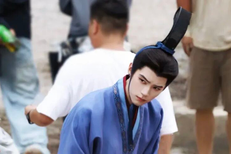 Ashes to Crown: Xie Yanlai’s Tall Chu Headwear