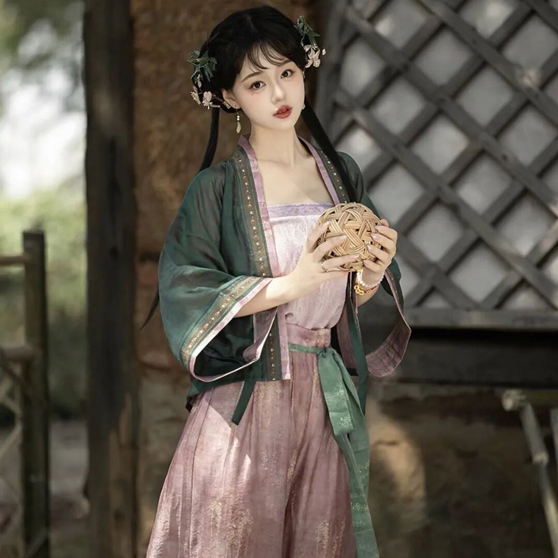 Play Ancient Sports in Hanfu Robes