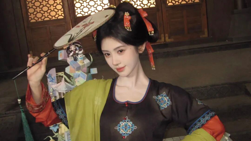 Why Does Ju Jingyi’s New Collar Have a Sharp Point?