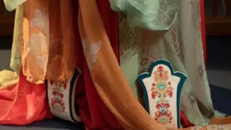 Yang Zi’s Curved-Toe Shoes in The Mo