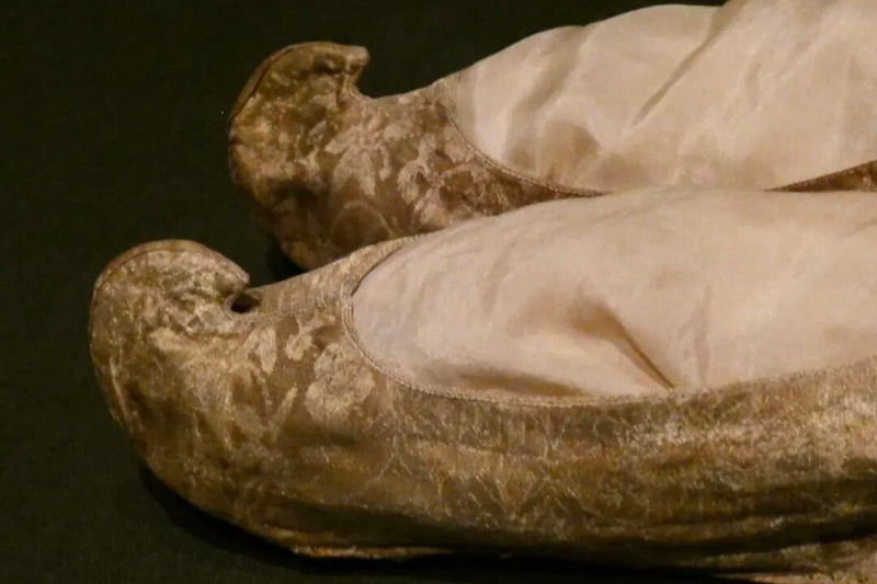Yang Zi’s Curved-Toe Shoes in The Mo