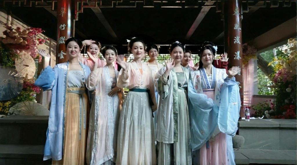 Grand Canal Collective Wedding Aug 19: Hangzhou Recruits 15 Couples