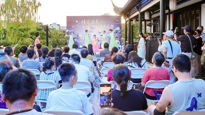 Qixi in Xinchang: Hanfu Parade and Peach-Blossom Sachets