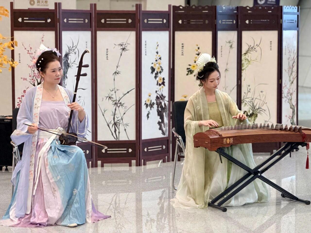 Liantang Port Greets Qixi With Hanfu Dance and Folk Music