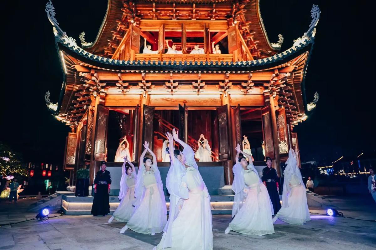 Huangyao Ancient Town Launches Song-Style Summer Hanfu Show