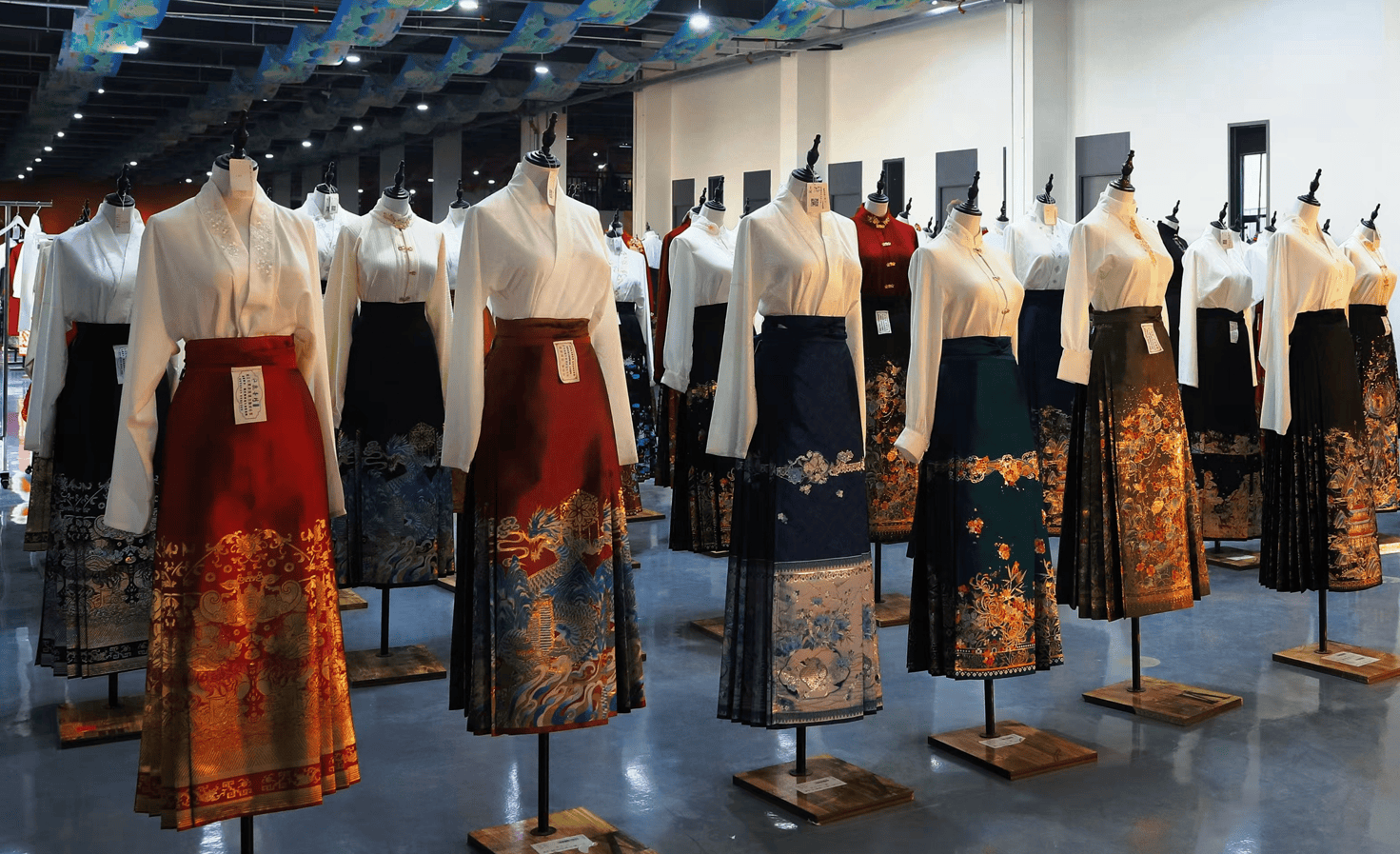 Caoxian Chinese Academic Gown: Hanfu Rewrites Graduation Dress Codes