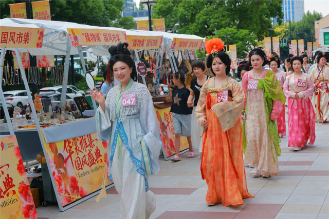 Changning River Lantern Fete Lights Up Jin'ao Bridge