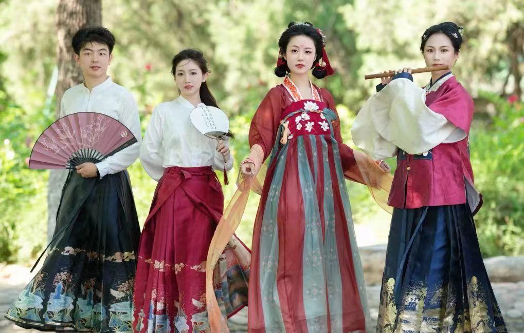 Caoxian Chinese Academic Gown: Hanfu Rewrites Graduation Dress Codes