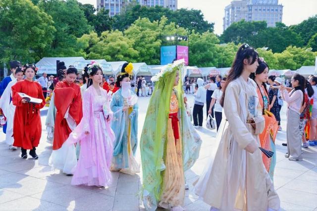 Xuzhou: 13 Cities Hanfu Parade Wraps Summer Gala