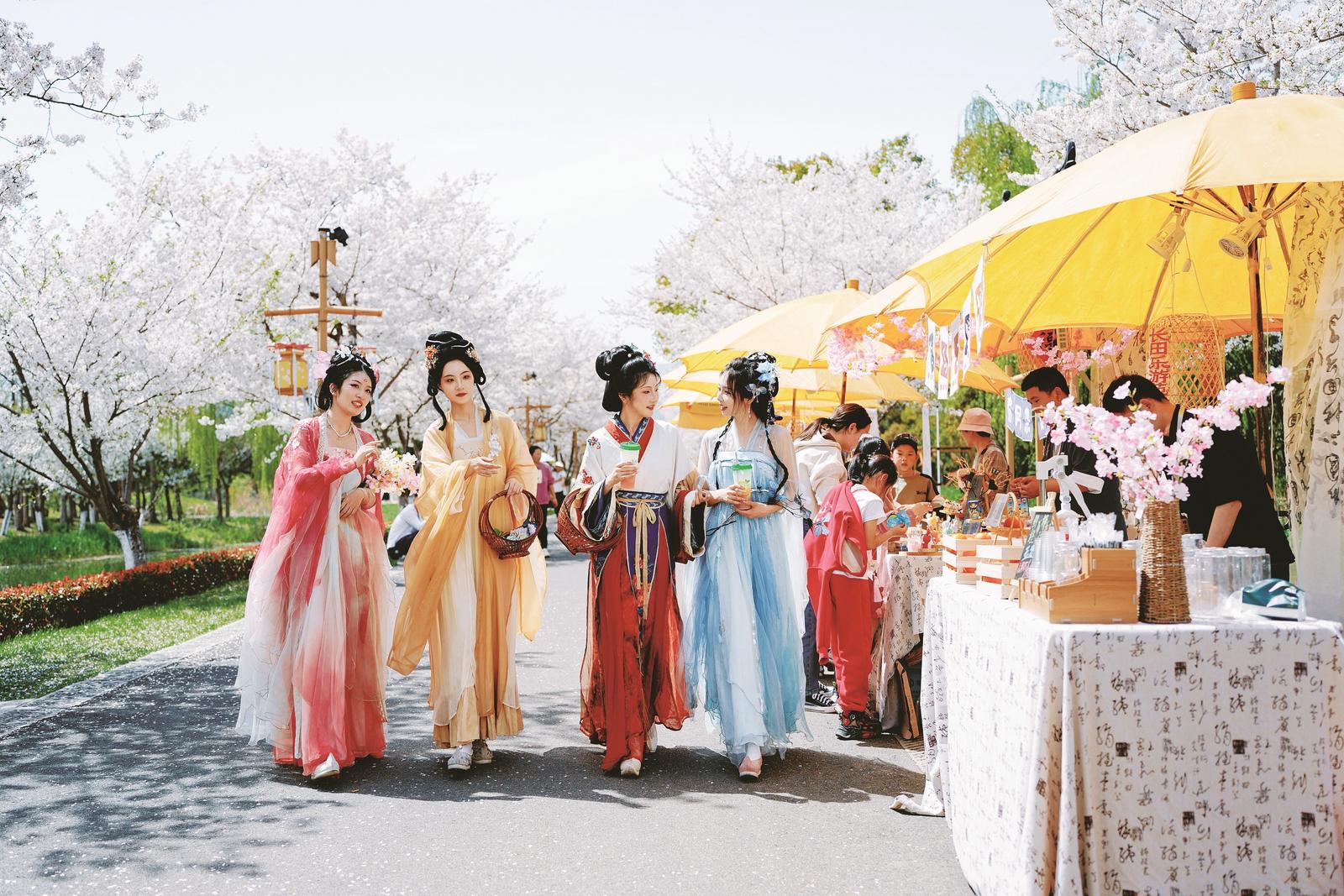Luoyang Summer Coupons Add Hanfu Experience to Culture-Tourism Mix