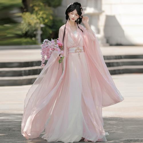 Daxiushan: Tang Dynasty Wide-Sleeve Robe History and Modern Revival